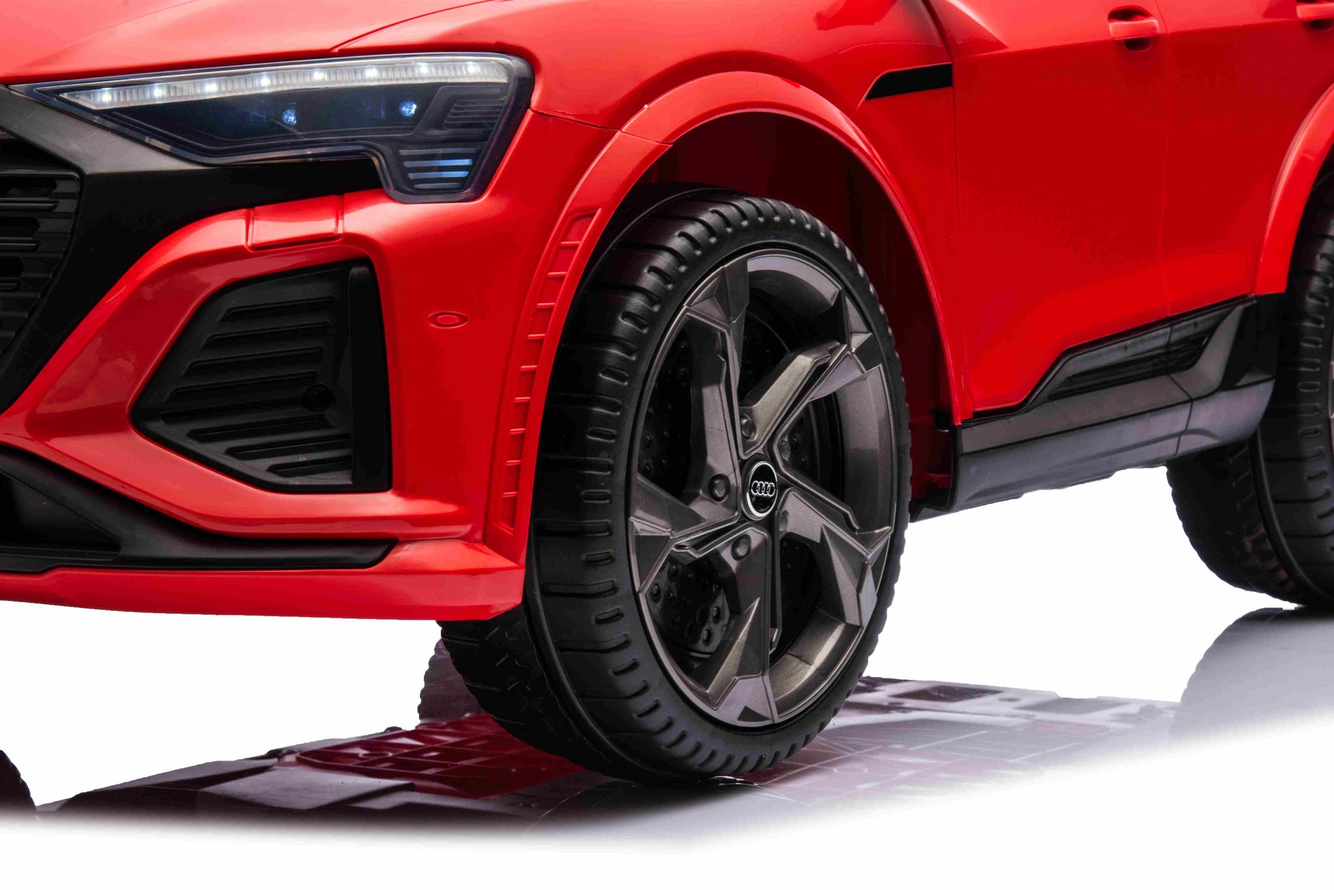 Audi SQ8 bijele boje | Crvena